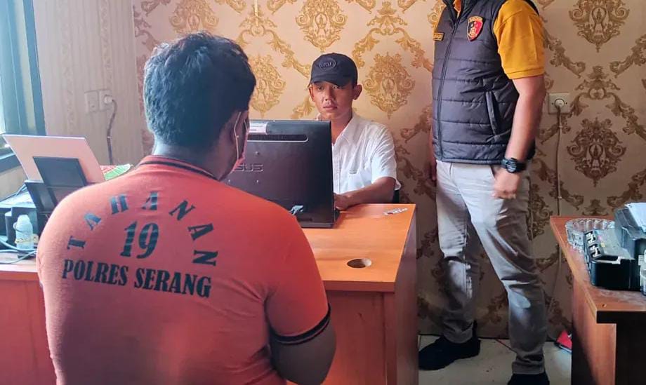 Pedagang Sayur di Serang Nekat Jadi Maling karena Usaha Rugi SU kini berseragam tahanan. Foto : Ist