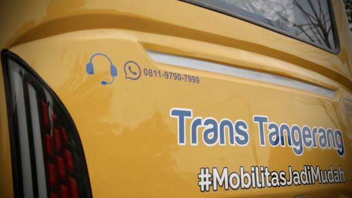 Tampak belakang Bus Trans Tangerang (Tayo) milik Pemerintah Kota (Pemkot) Tangerang tercantum nomor layanan aduan, di Terminal Poris, Selasa (30/9).
