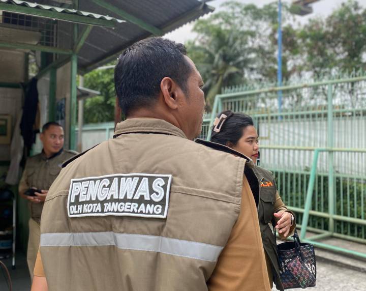 Tim Dinas Lingkungan Hidup (DLH) Kota Tangerang mengunjungi perusahaan yang terbukti melakukan pencemaran lingkungan di Situ Cangkring, Kecamatan Periuk, Kota Tangerang.