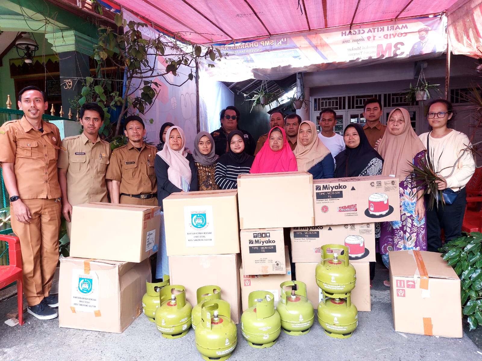 Bantuan peralatan dari Dinsos Tangse kepada korban ledakan Pamulang. Foto : Ist