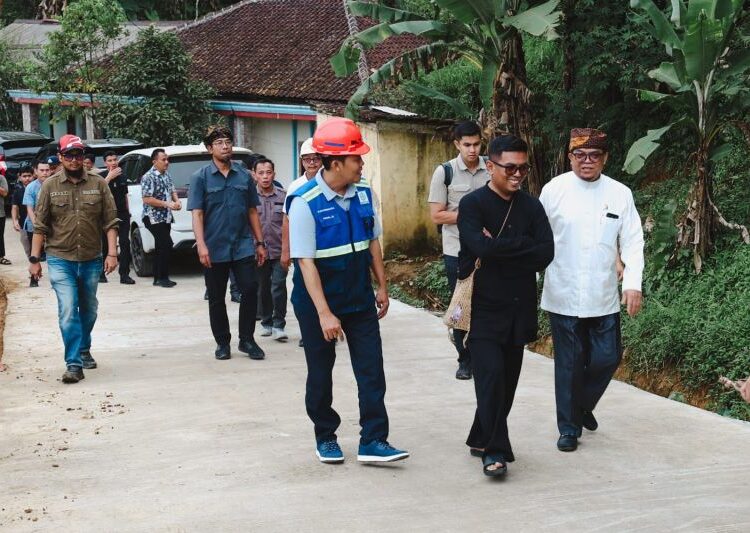 Gubernur Banten Andra Soni meresmikan pembangunan infrastruktur jalan di kawasan Kasepuhan Cipinang sekaligus menyerap aspirasi masyarakat adat kesepuhan di Kecamatan Cilograng, Kabupaten Lebak, Minggu (28/9/2025).(Istimewa)