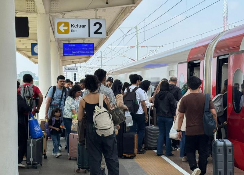 Penumpang Whoosh di Stasiun Padalarang pada Minggu (7/9). Foto : Ist