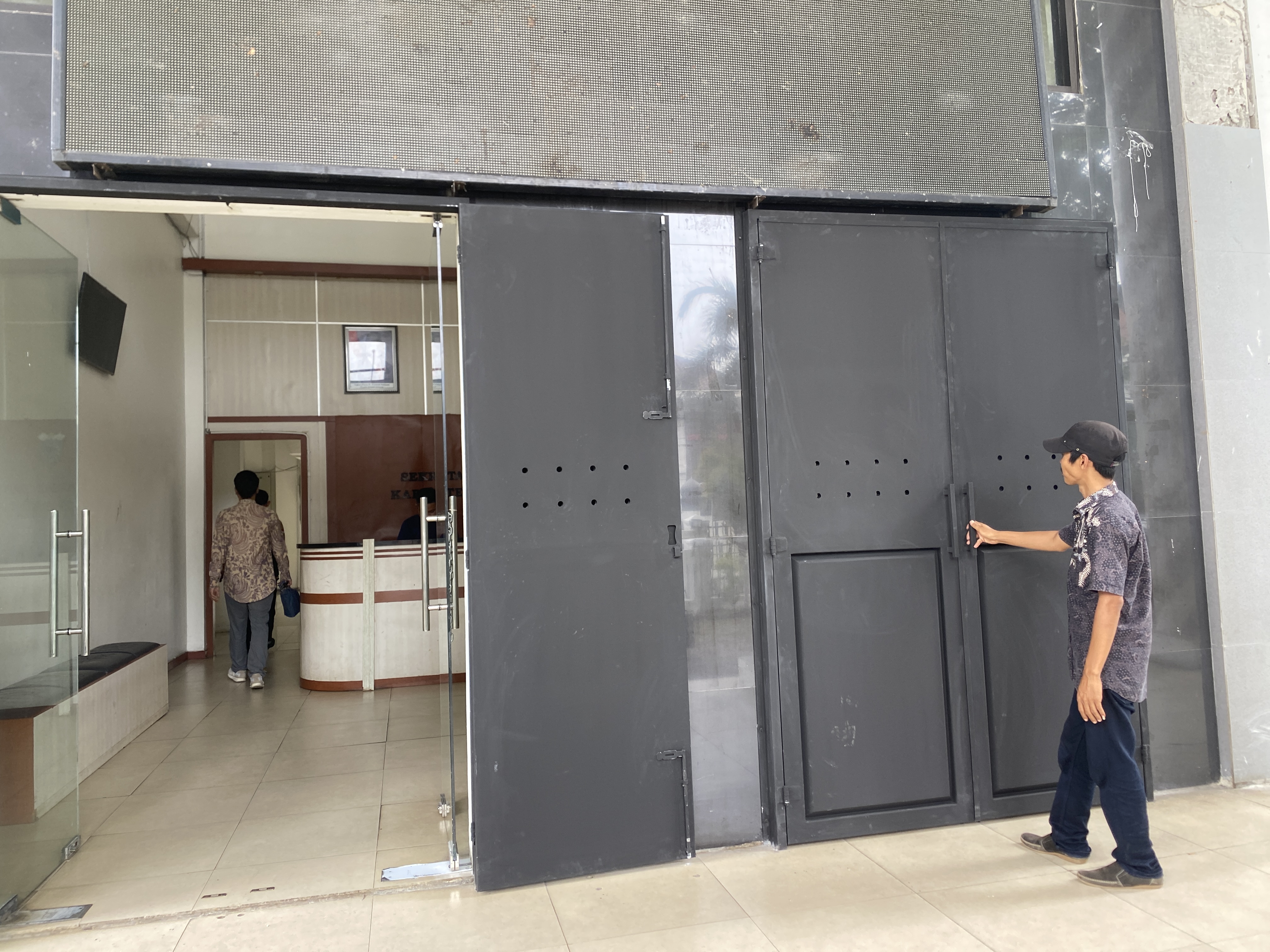 Pintu Kantor Bupati Pandeglang Dipasang Baja Tampak dari depan, pintu kantor Bupati Pandeglang, terlihat telah dilapisi pintu yang terbuat dari plat besi baja mirip pintu Rutan, Selasa (9/9).