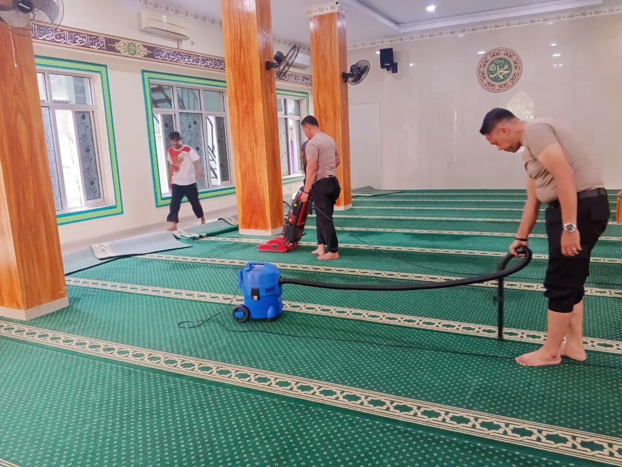 Polsek Serpong gelar kegiatan bakti sosial dengan bersih-bersih masjid pada Jumat (26/9).