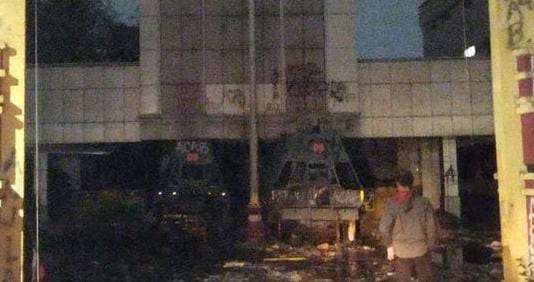 Gedung ex Polres Metro Jakarta Pusat di Jln Jramat Raya yang terbakar. Foto : Ist