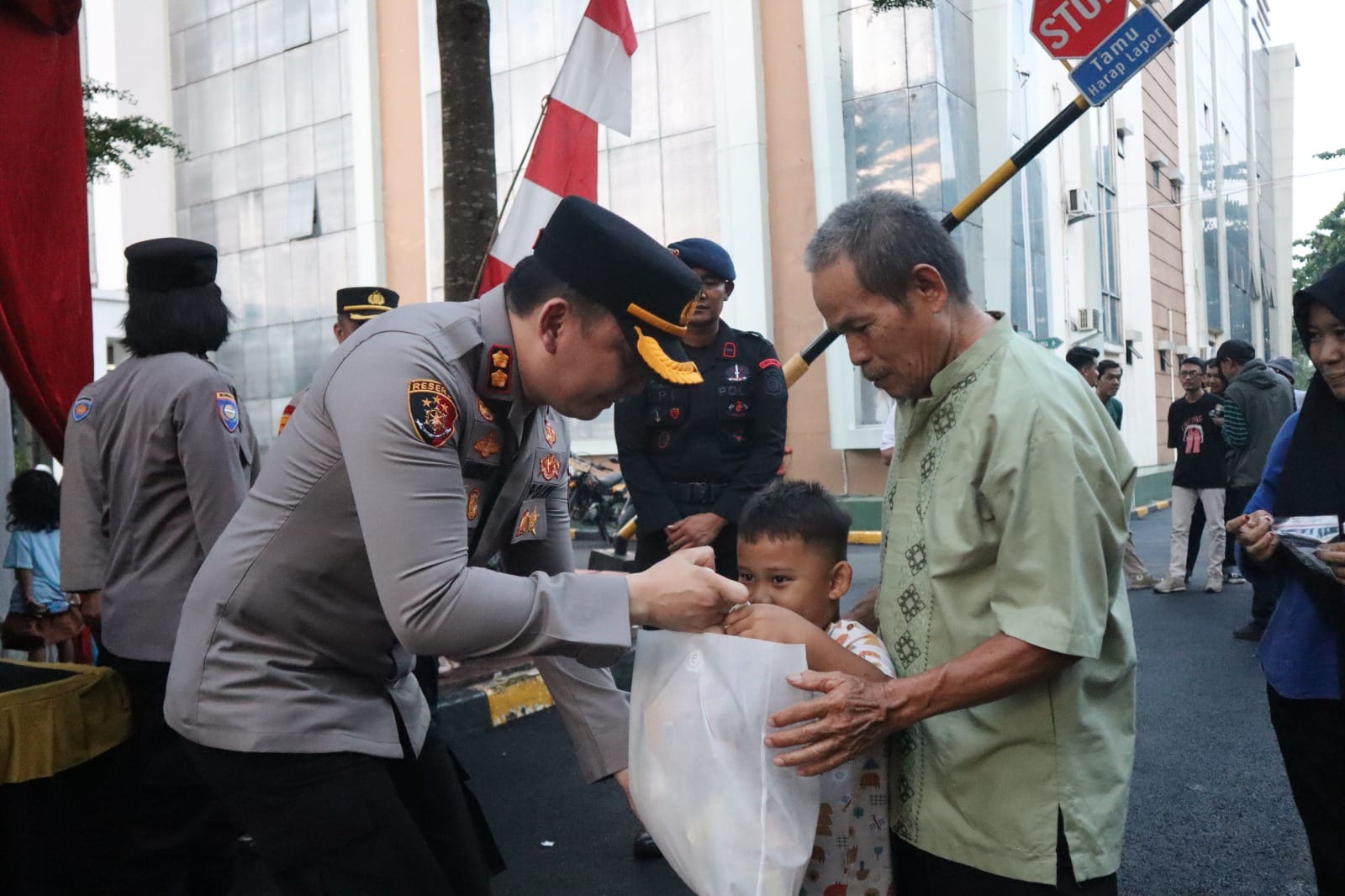 Polres Gelar Baksos, Warga Dapat Sembako & Layanan Cek Kesehatan Gratis Kapolres Tangsel, AKBP Victor Daniel Henry Inkiriwan saat menyalurkan bantuan sosial ke warga Serpong, Selasa (9/9.