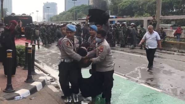 Prabowo Beri Kenaikan Pangkat Luar Biasa Bagi Polisi Terluka Saat Jaga Demo Seorang Polisi dibawa oleh temannya karena terluka saat demo di depan Gedung DPR pada Sabtu (29/8). Foto : Ist