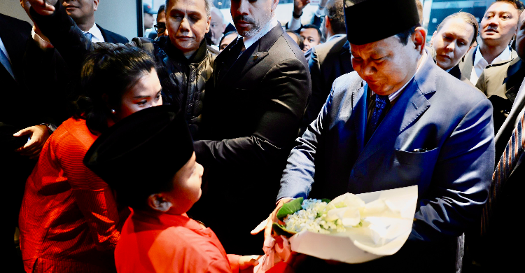 Presiden Prabowo saat mendapat karangan bunga dari WNI yang tinggal di New York. Foto : Ist