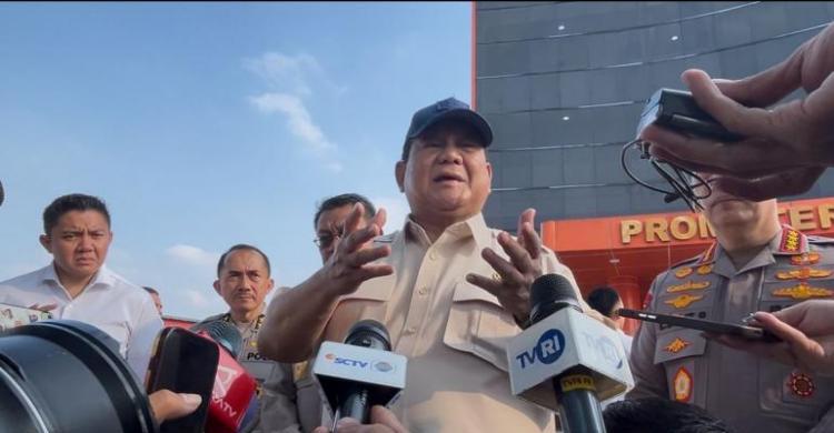Presiden Prabowo Jenguk Polisi Korban Aksi Ricuh Demo di RS Bhayangkara Polri Prediden Prabowo saat menjenguk 31 Polisi yang dirawat di RS Bhayangkara Polri. Foto : Ist