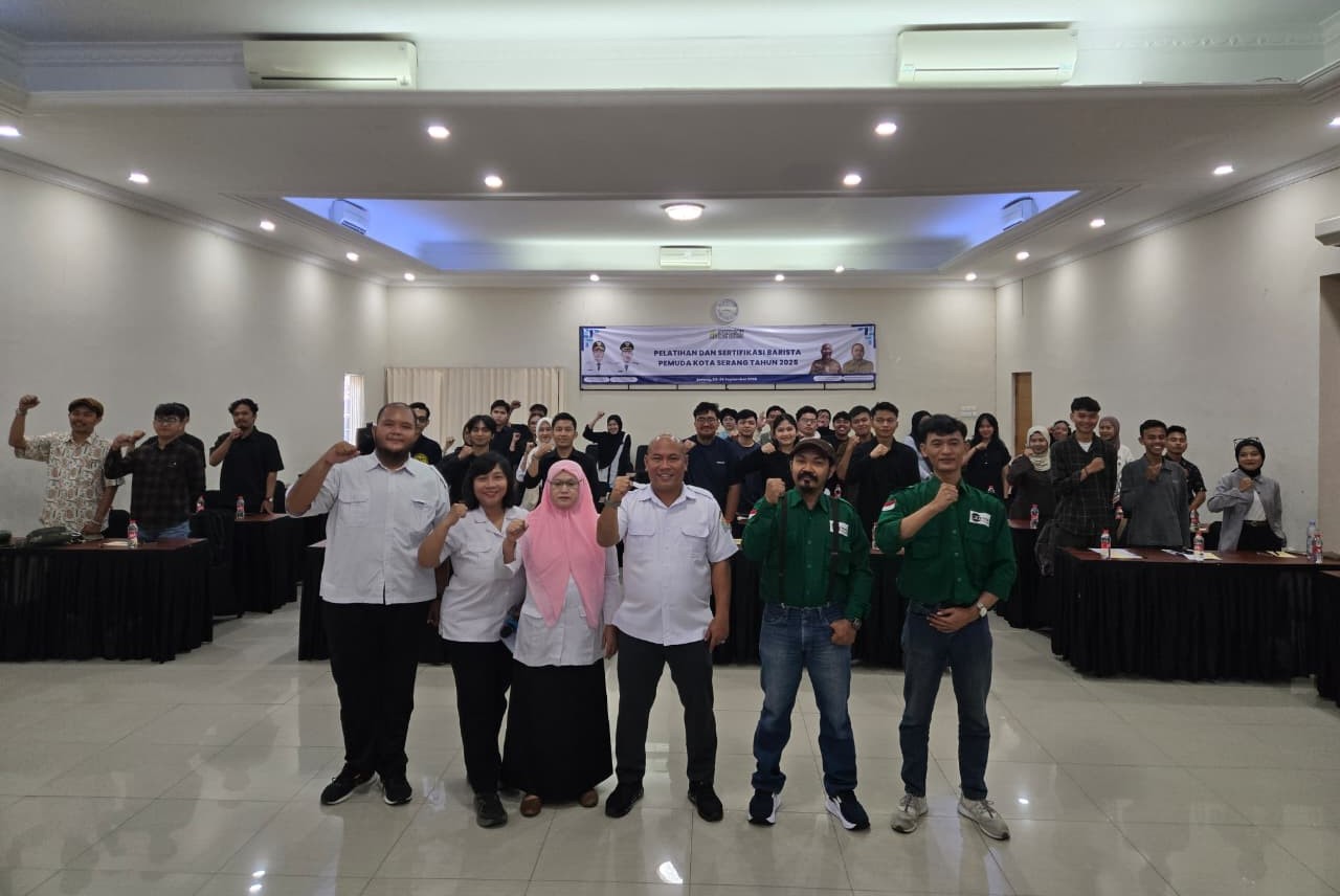 Tim dari Disparpora Kota Serang dan peserta foto bersama di sela pelatihan dan sertifikasi barista, di salah satu hotel di Kota Serang, Rabu (24/9). Foto : Ist