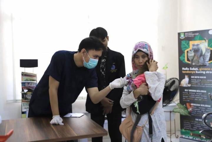 Dokter hewan sedang melakukan pemeriksaan hewan peliharaan warga, di Puskeswan DKP Kota Tangerang.