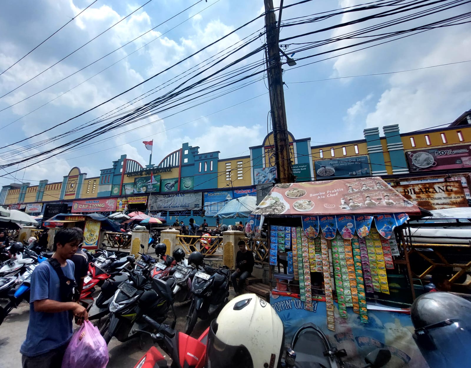 Potret keramaian di Pasar Serpong, Senin (8/9)