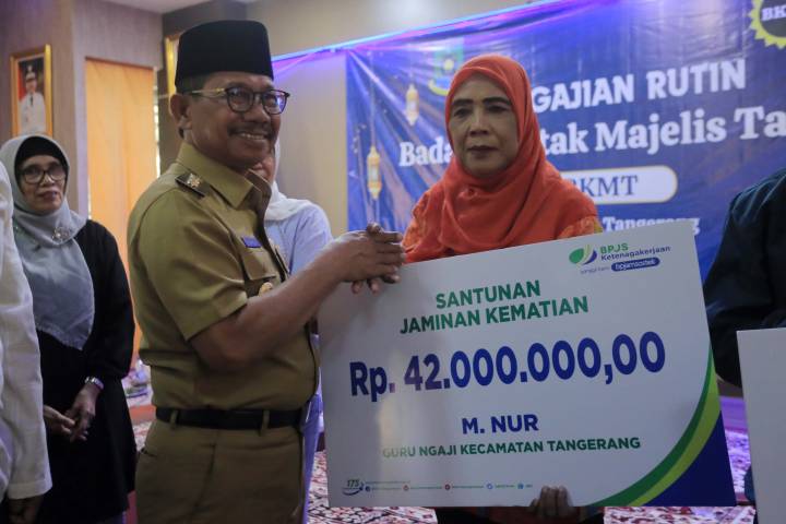 Wali Kota Tangerang, Sachrudin secara simbolis menyerahkan santunan Jaminan Kematian (JKM) kepada perwakilan guru ngaji di Kota Tangerang