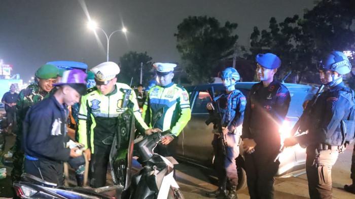 Polres Tangsel gelar patroli sekala besar di beberapa titik rawan Kota Tangsel. Patroli itu dilakukan guna mewujudkan rasa aman bagi masyarakat.