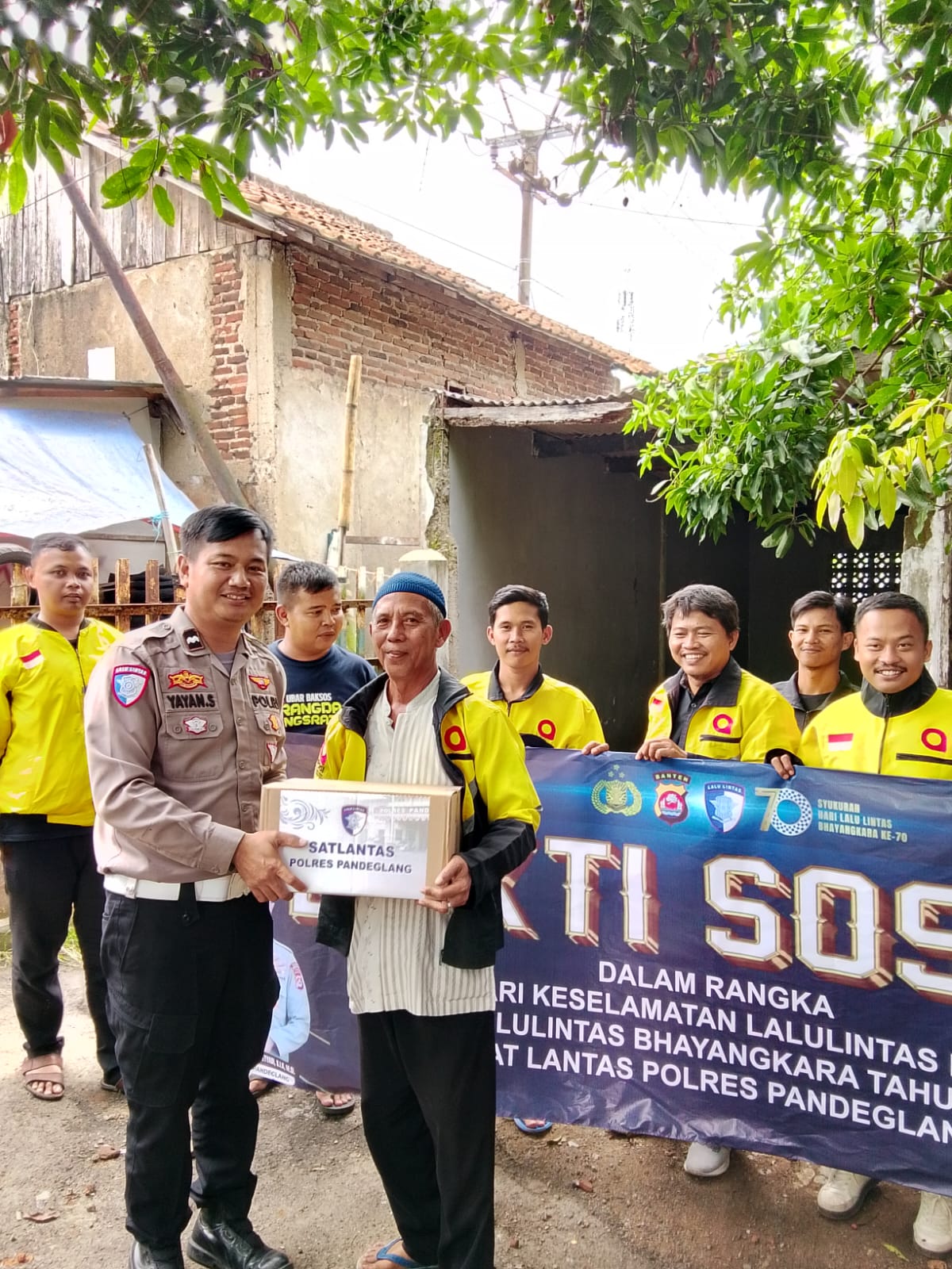 Satlantas Polres Pandeglang Gelar Donor Darah Bersama Warga dan Ojol Anggota Lantas Polres Pandeglang menyerahkan bingkisan kepada pengemudi ojol Maxim peserta donor darah, Kamis (11/9/2025).(Istimewa)