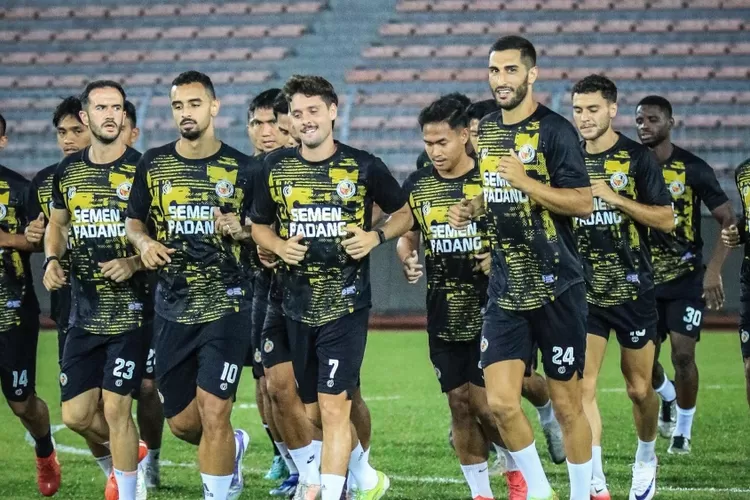 Skuad Semen Padang siap menjamu PSBS Biak. Foto : Ist