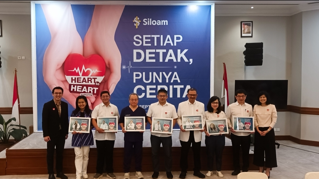 Penyerahan penghargaan kepada dokter dan perawat spesialis jantung mewarnai peringatan World Heart Day di Siloam Hospitals Lippo Village (SHLV), Kamis (25/9/2025). (tangselpos.id/lim)