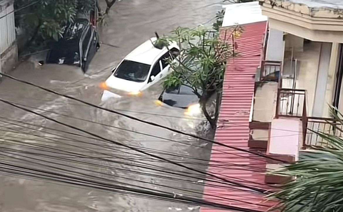 Suami Istri Terseret Banjir Kuta Utara Bali Sudah Ditemukan, Istrinya Sudah Meninggal Banjir yang melanda Kota Bali. Foto : Ist