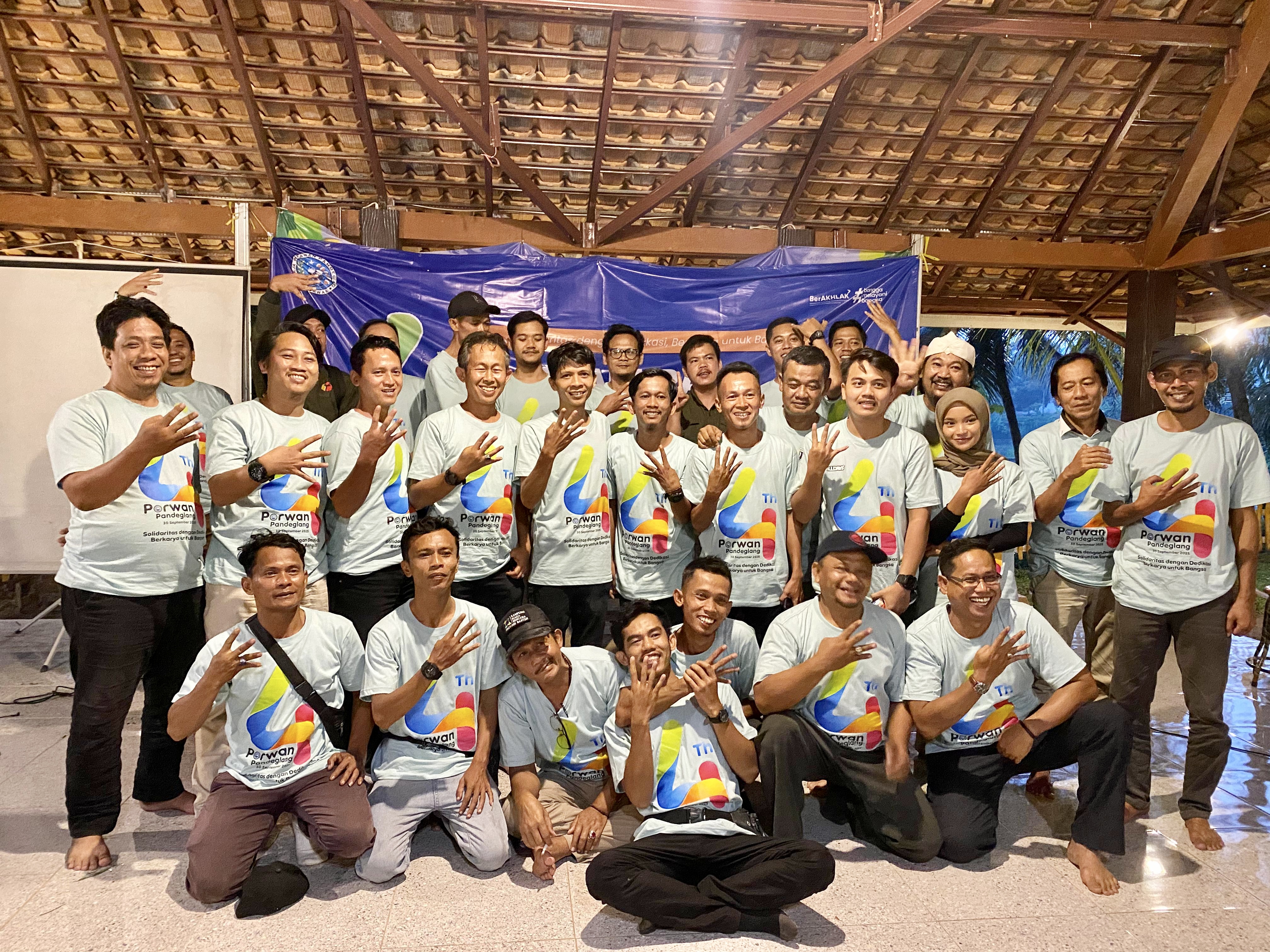 Keluarga besar Porwan Pandeglang foto bersama, lasca menggelar Tasyakuran Milad Ke - 4 tahun dan musyawarah anggota dalam rangka pemilihan pengurus periode 2025-2028, di Mina Agro Wisata Bukit Si Nyonya, Desa Bandung, Kecamatan Banjar, Kabupaten Pandeglang, Selasa (30/9)