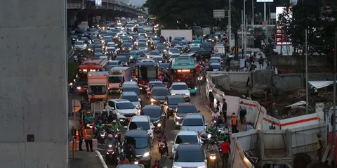 TB Simatupang Dari Macet Horor, Kini Ramai Lancar… Kemacetan akibat adanya proyek di Jln TB Simatupang. Foto : Ist