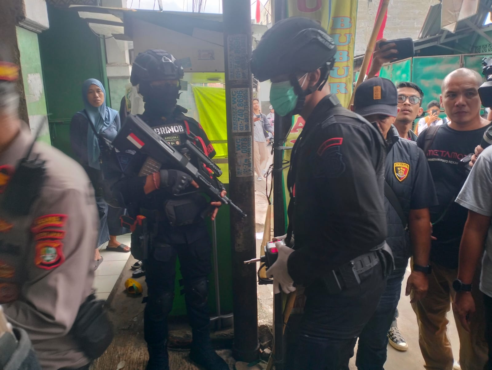 Tim Gegana Brimob Diterjunkan ke Lokasi Ledakan Misterius di Pamulang Anggota Brimob bersiaga di Gang Senggol, Jalan Talas II, Pondok Cabe Ilir, Pamulang. Foto : Ist