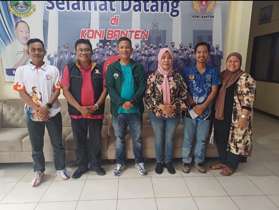 Tim Penjaringan dan Penyaringan Kisruh Jelang Pemilihan Ketua KONI Banten TPP sedang berpose bersama usai rapat.