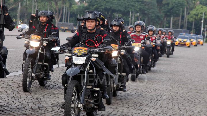 TNI-Polri Patroli Besar-besaran, Kwitang-Senayan Normal Lagi Pasukan Brimob Polda Metro Jaya saat melakukan Apel di Silang Monas. Foto : Ist