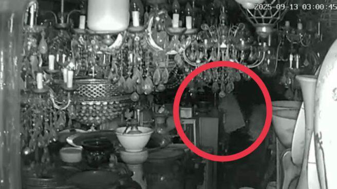 Toko Barang Antik Di Ciputat Timur Dibobol Maling Rekaman CCTV memperlihatkan aksi pencurian di toko barang antik di Ciputat Timur.