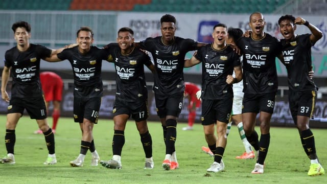 Dewa United gagal menyegel 3 poin usai bermain imbang lawan Persebaya. Foto : Ist