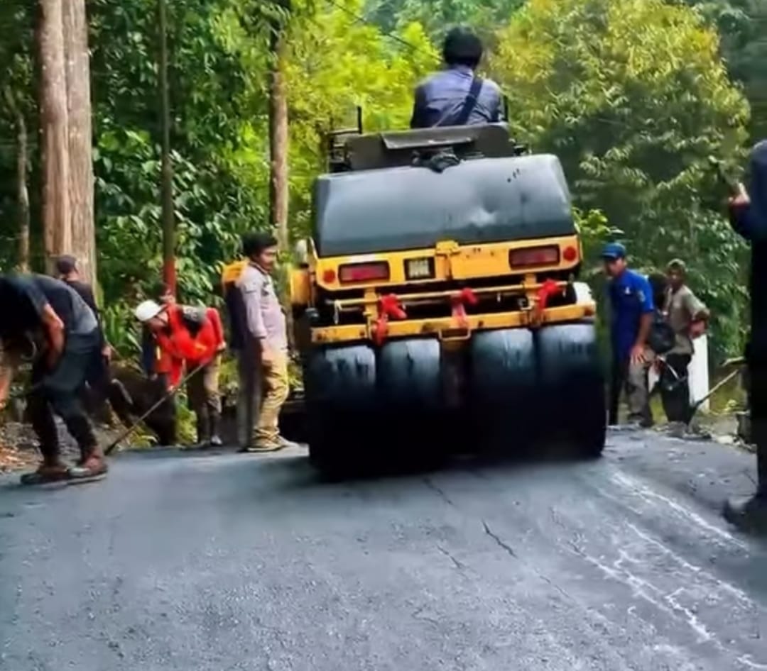 UPTD PJJ Pandeglang Muluskan 11 KM Jalan Di Pandeglang Pihak DPUPR Provinsi Banten melalui UPTD Pemeliharaan Jalan dan Jembatan (PJJ) Pandeglang, sedang mempermulus ruas jalan di wilayah Kabupaten Pandeglang, beberapa waktu lalu.