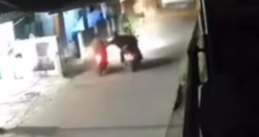 Viral! Ada Korban Begal Tewas di Gunung Sindur, Polisi Selidiki Tiga pria berboncengan melancancar aksinya di kawasan Gunung Sindur. Foto : cctv