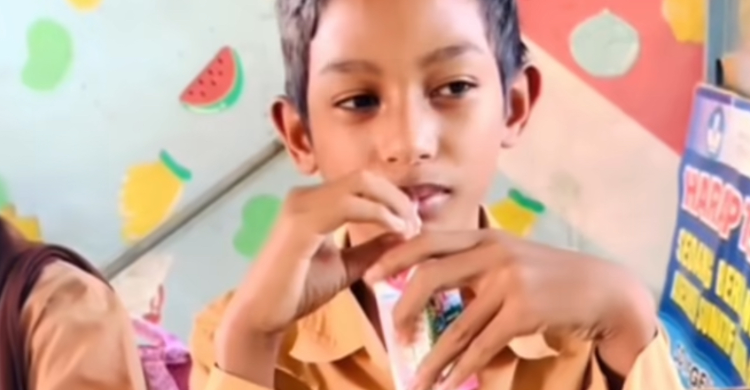 Viral Momen Siswa SD Minum Susu Pertama Kali Berkat Program Makan Bergizi Gratis Adit siswa SDN Alasgung II Bojonegoro, Jawa Timur. Foto : Ist