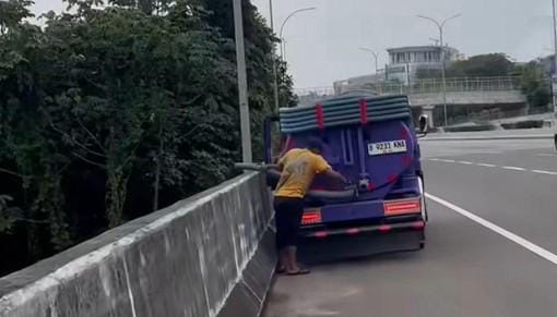 Viral! Truk Diduga Buang Tinja ke Sungai Ciliwung dari Atas Tol Truk tinja yang membuang limbah. Foto : Ist
