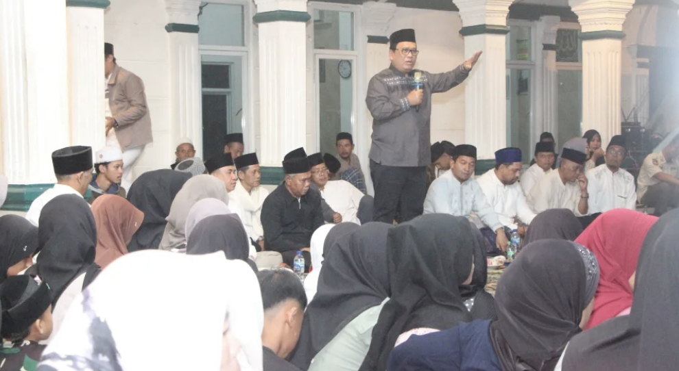 Wabup Amir Ajak Warga Rajin Beribadah Wabup Amir Hamzah sedang memberikan sambutan saat acara Maulid Nabi Muhammad SAW di Masjid Almagfiroh, Kampung Pasir Tundun, Desa Warunggunung, Kecamatan Warunggunung, Sabtu (13/9).