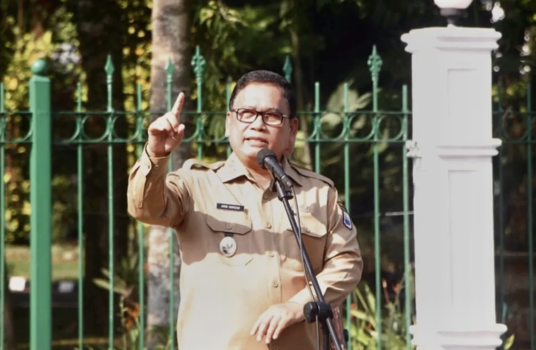 Wabup Amir Minta ASN Tingkatkan Etos Kerja Wabup Amir Hamzah sedang memberikan sambutan pada upacara Bendera di Lingkungan Sekertariat Daerah (Setda) Lebak, di Halaman Parkir Setda Lebak, Senin (8/9).