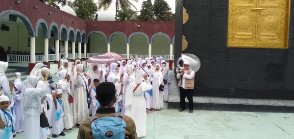 Wali Murid TK di Pandeglang Keluhkan Besarnya Biaya Manasik Haji Anak-anak TK di Kabupaten Pandeglang, sedang melaksanakan kegiatan manasik haji di KBIH Mulya Jati Cikole Pandeglang, beberapa waktu lalu.