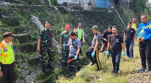 Jenasah wanita ditemukan tewas tergeletak di samping pelintasan rel kereta jalur Jakarta Bogor KM53/200, tepatnya di Jalan Dadali, Tanahsareal, Kota Bogor. Foto : Ist