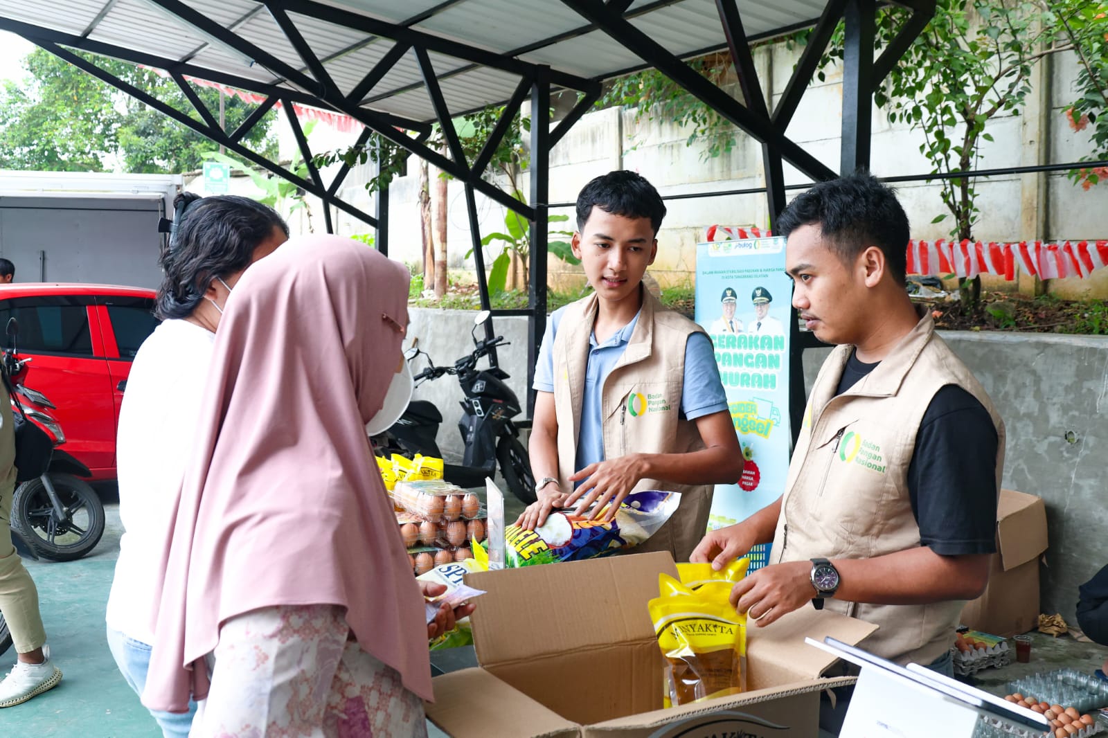 Warga Babakan & Ciater Serbu Pangan Murah Warga saat membeli berbagai kebutuhan pokok dengan harga murah saat GPM di Setu, Selasa (9/9)