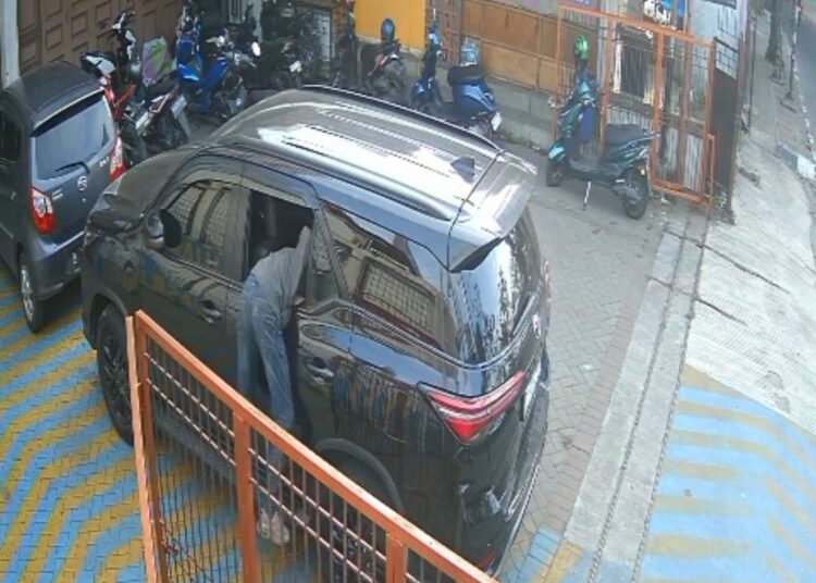 Mobil yang dibobol kacanya di daerah Cipondoh. Foto : Ist