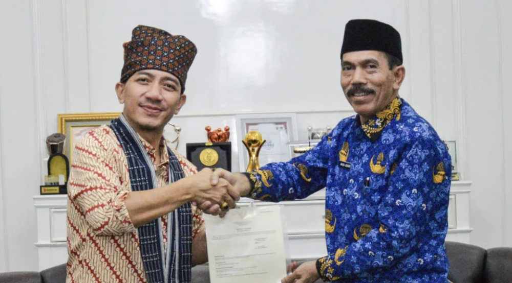 Wujudkan Sekolah Rakyat, Pemkab Lebak Diberi Sertipikat Tanah Bupati Lebak, Moch. Hasbi Asyidiki Jayabaya, secara simbolis telah menerima sertipikat tanah dari Kepala BPN Lebak Akhda Jauhari, di Gedung Negara, kemarin.