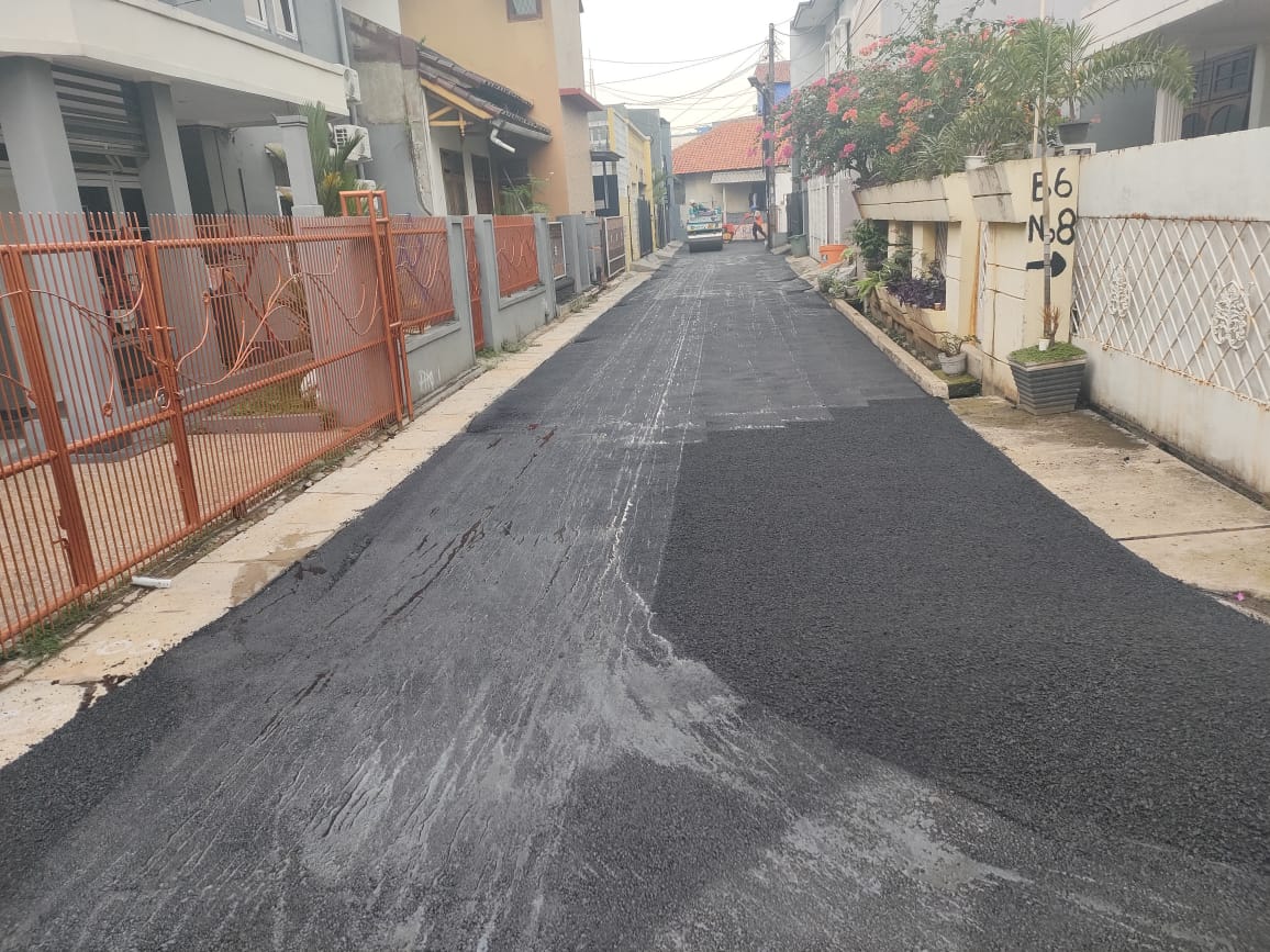 Perbaikan jalan di lingkungan Komplek Pondok Jurang Mangu Indah. Foto : Ist