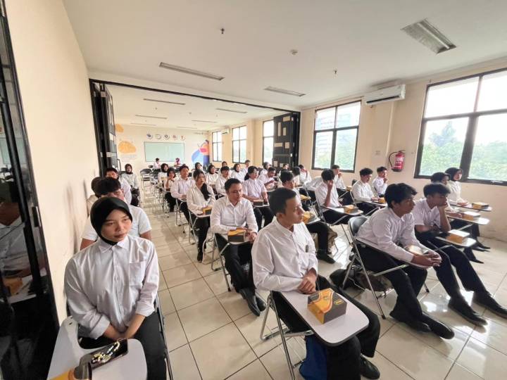 Puluhan peserta On The Job Training terlihat mengikuti pengarahan dari Disnaker dan Perusahaan untuk mengikuti program permagangan, di Kantor Disnaker Kota Tangerang, Selasa (14/10).
