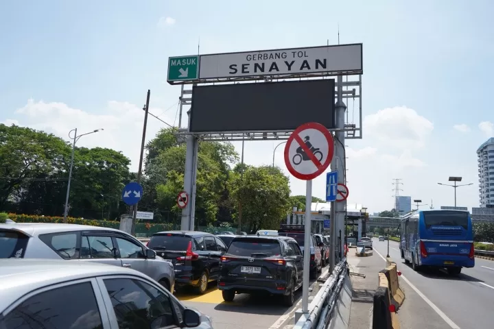 7 Gerbang Tol Rusak Akibat Demo Kini Beroperasi Normal Pintu tol Gerang Senayan yang telah beroperasi kembali. Foto : Ist