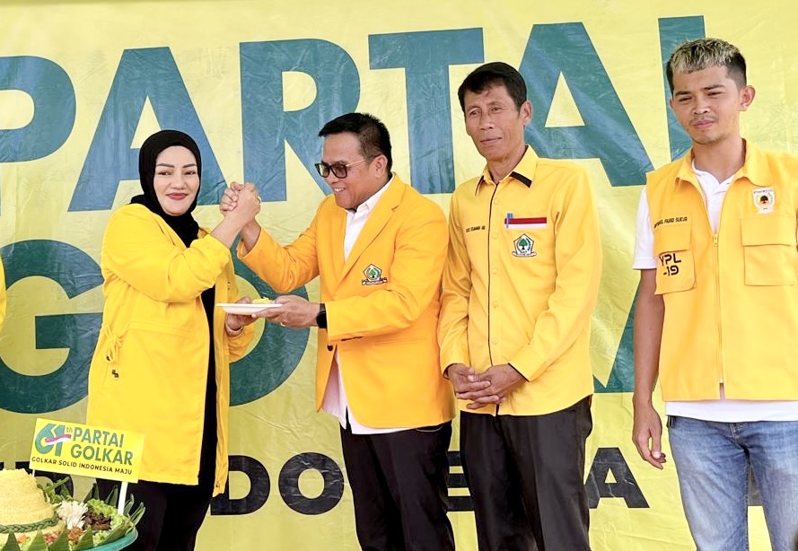 Kader Partai Golkar Pandeglang Diingatkan Tetap Solid dan Tidak Terpecah Belah Anggota DPR RI Adde Rosi Khoerunnisa secara simbolis menyerahkan potongan tumpeng ke Ketua DPD Partai Golkar Pandeglang Gunawan, saat memperingati HUT ke 61 Partai Golkar, di Batubantar, Kecamatan Cimanuk, Kabupaten Pandeglang, Rabu (22/10).