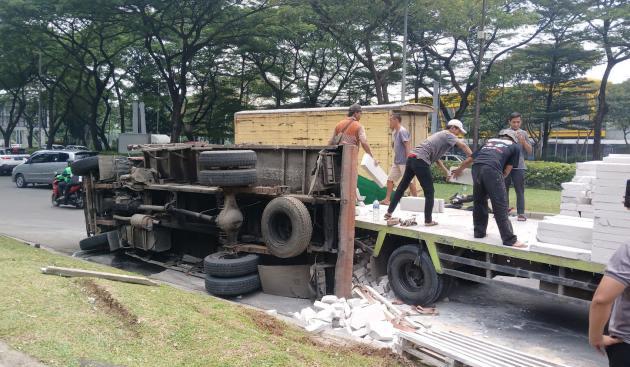 Akibat Sopir Mengantuk, Truk Bermuatan Hebel Terguling Di Serpong Truk bermuatan hebel terguling di Jalan Pahlawan Seribu, tepatnya di dekat kawasan Gudang Serpong, Kota Tangerang Selatan, pada Rabu pagi (29/10).
