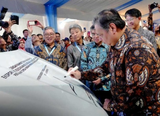 Aktif Buka Pasar Baru, Industri Otomotif RI Jangkau 100 Negara Menko Perekonomian Airlangga Hartarto saat penandatanganan Ekspor motor ke 3 juta dari PT TMMIN. Foto : Ist