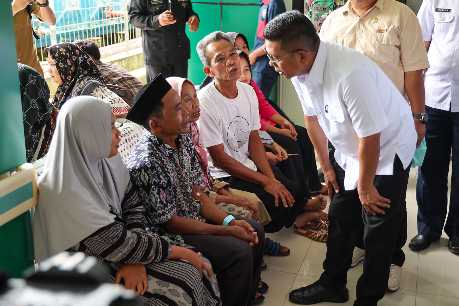 Andra Soni Jamin Warga Kurang Mampu Mendapatkan Layanan Kesehatan Gratis RSUD di Banten Gubernur Banten, Andra Soni, berbincang dengan warga saat kunjungan kerja ke RSUD Malingping, Kabupaten Lebak, Rabu (29/10/2025).(Istimewa)