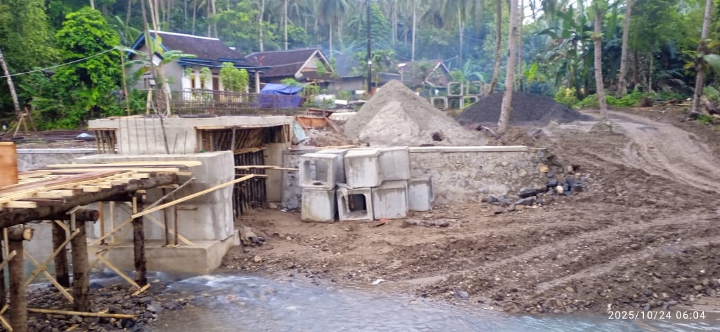 Andra Soni Turun Tangan Tanggapi Viral Video Siswa Terobos Sungai di Cimanggu Proses pembangunan jembatan Surian Cegog di Kampung Cegog, Desa Rancapinang, Kecamatan Cimanggu, Kabupaten Pandeglang, Jumat (24/10/2025).(Istimewa)