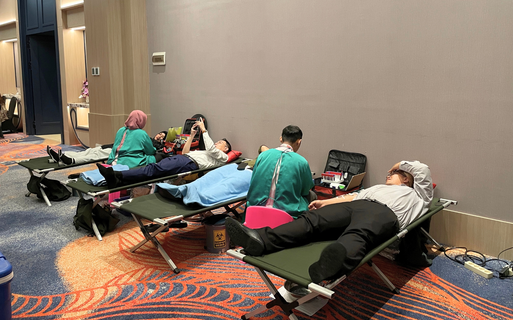 Kegiatan donor darah dan skrining kesehatan di ASTON Bintaro Hotel & Conference Center. (tangselpos.id/lim)