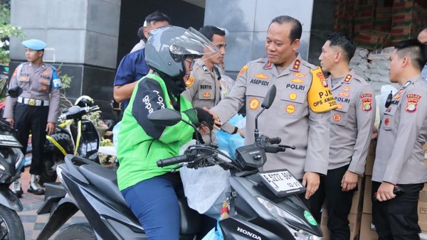Bagi Baksos ke Ojol, Polda Metro Jaya Ajak Masyarakat Jaga Jakarta Kapolda Metro Jaya Irjen Asep Edi Suheri saat menyerahkan baksos ke pengemudi Ojol. Foto : Ist
